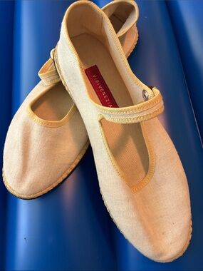 Vibi Venezia Cream with soft buttery yellow shoes  size 40